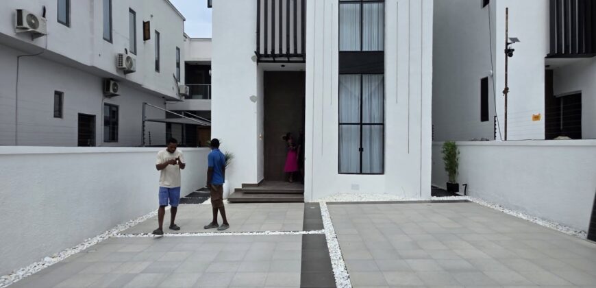 Luxurious 5-Bedroom Executive Duplex in Lekki 2nd Tollgate